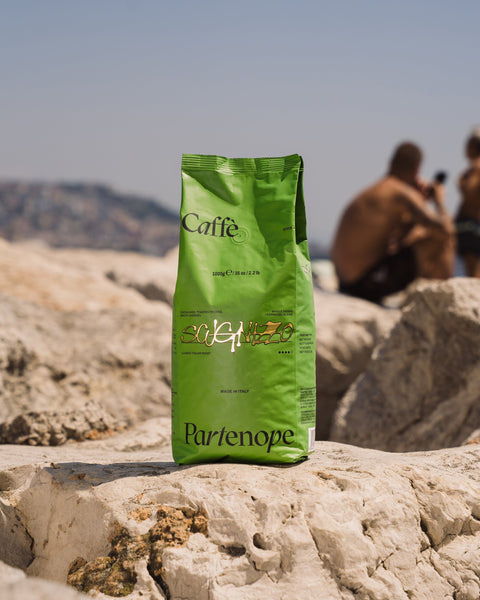 Confezione Scugnizzo Caffè Partenope sugli scogli al mare